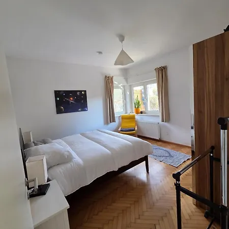 아파트 Giant Private Garden & Spacious Flat In *