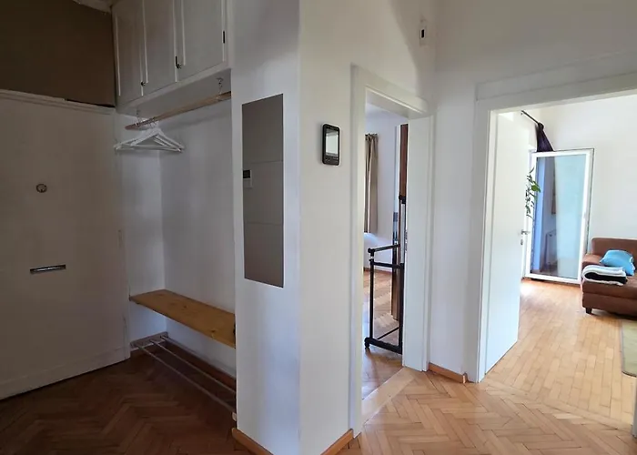 Giant Private Garden & Spacious Flat In דירה